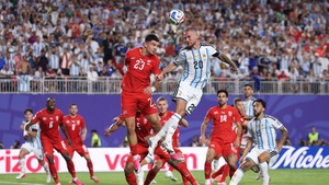 Video bàn mở tỉ số của Argentina trước Thụy Sĩ ở tứ kết World Cup 2026
