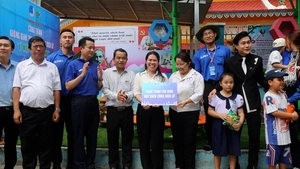 Du học sinh Việt Nam chung tay mang sân chơi, học bổng đến xã đảo Thạnh An
