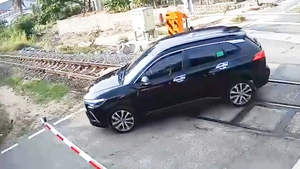 Xử lý 2 tài xế ô tô vượt rào chắn đường sắt ở Đắk Lắk