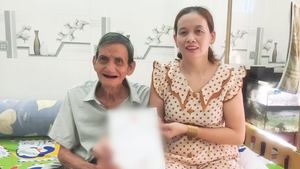 Nhiều cụ ông, cụ bà vỡ òa khi lần đầu được cấp giấy khai sinh