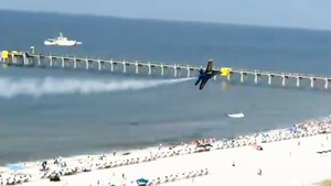 Đội bay Blue Angels bay thấp thổi tung đồ đạc trên bãi biển, quan chức Mỹ nói gì?