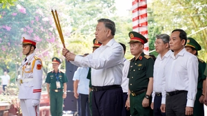 Tổng Bí thư, Chủ tịch nước Tô Lâm dâng hương anh hùng liệt sĩ tại công viên Lê Thị Riêng