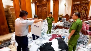 Công an Hà Nội phát hiện hơn 33.000 quần áo giả các nhãn hiệu Adidas, Nike, Louis Vuitton...