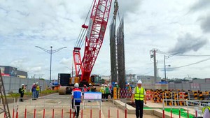 Hạ lồng thép thi công ga ngầm Phạm Văn Bạch tuyến metro số 2 TP.HCM