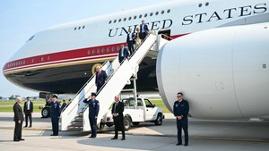 Ông Trump bay chuyến đầu tiên trên chuyên cơ do Qatar tặng