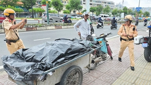 TP.HCM ra quân xử lý xe ba gác, xe lôi tự chế chở hàng cồng kềnh