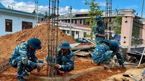 Bộ đội Sư đoàn Phòng không 375 xây trường, giúp người dân cất nhà ở vùng biên giới 
