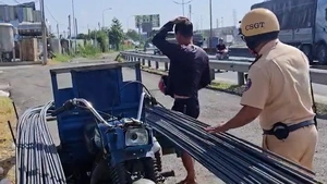Cảnh sát giao thông xử lý xe chở hàng cồng kềnh và tuyên truyền tận điểm bán vật liệu xây dựng 