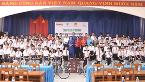 Trao 300 xe đạp tiếp sức học sinh khó khăn tại Vĩnh Long