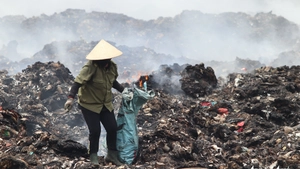 Công nhân làm việc xuyên trưa để ngăn khói lửa từ vụ cháy bãi rác Nghi Yên