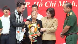 Vợ liệt sĩ nghẹn ngào nhận di ảnh chồng sau khi phục dựng