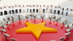 Video kiều bào trẻ dâng hương tại 'Vòng tròn bất tử' Gạc Ma: Tình yêu Tổ quốc tiếp nối trong tim
