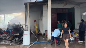 Hàng xóm đập cửa cứu người đàn ông nằm liệt trong căn nhà cháy