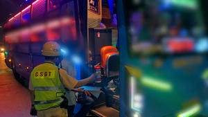 Xe khách giường nằm không có búa thoát hiểm, tài xế loay hoay đi tìm