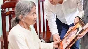Xúc động giây phút những người vợ, người con nhận di ảnh liệt sĩ được phục dựng