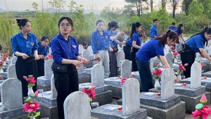 Video: Đoàn viên thắp hàng vạn ngọn nến trên mộ liệt sĩ, bừng sáng đêm tri ân ở Quảng Trị