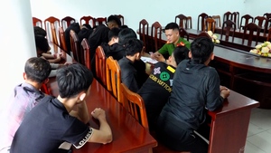 25 thanh thiếu niên bị triệu tập sau màn đuổi đánh nhau bằng chổi