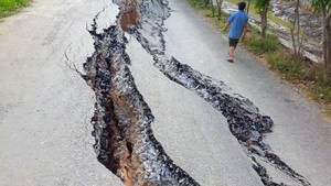 Đường nhựa liên xã bỗng nhiên nứt toác, sụt lún khiến địa phương phải phong tỏa tạm thời