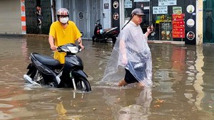Mưa lớn gây ngập đường ở Hà Nội, nhiều xe máy chết máy