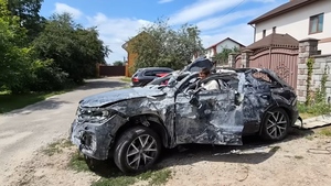 Video ô tô nát bươm sau vụ nổ tên lửa, vẫn nổ máy chạy khỏi hiện trường ở UKraine 