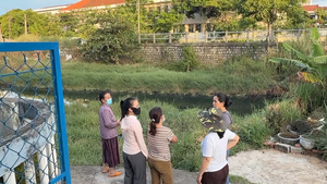 Người dân than 'không muốn ở đây nữa' vì kênh Bàu Hạ đen ngòm, bốc mùi hôi thối 