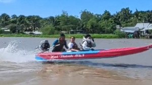 Video vỏ lãi 'bay' hoạt động gần chợ nổi Cái Răng