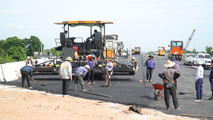 Cao tốc Cao Lãnh - An Hữu thiếu đá, mưa kéo dài nhưng vẫn quyết tâm về đích cuối năm