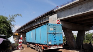 Liên tiếp xe tải, container va vào xà mũ trụ cầu vượt đường sắt