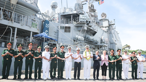 Bộ Tư lệnh Vùng 3 Hải quân chủ trì lễ đón tàu sân bay USS George Washington tại cảng Tiên Sa