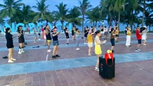 Sàn nhảy dân vũ ven biển Mỹ Khê hút du khách quốc tế