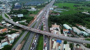 Cao tốc TP.HCM - Long Thành - Dầu Giây kẹt xe kéo dài chiều tối cuối tuần