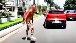 Xác minh vụ thanh niên trượt ván ở làn ô tô thách thức 'biết bố mày là ai không'