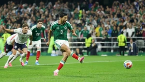Xem lại quả phạt đền giúp Mexico rút ngắn tỉ số còn 2-3 trước tuyển Anh