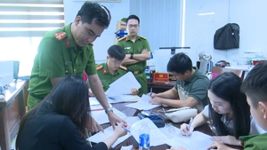 Khởi tố 2 nhân viên ngân hàng liên quan đường dây rửa tiền hơn 67.000 tỉ đồng