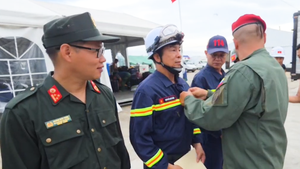 Video Đoàn cứu nạn, cứu hộ Việt Nam nhận Huy chương 'Anh hùng Venezuela'