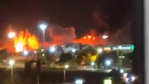 Mỹ không kích Iran, khói lửa bốc cao sau nhiều tiếng nổ lớn tại thành phố cảng Sirik 