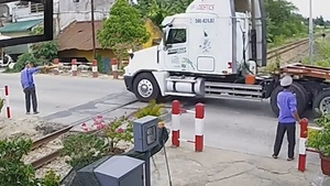Tài xế xe đầu kéo tông gãy gác chắn đường sắt bị phạt 41,5 triệu đồng 