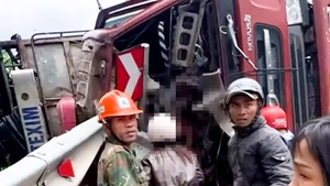 Video hiện trường vụ lật xe tải trên quốc lộ 9 khiến 3 người tử vong