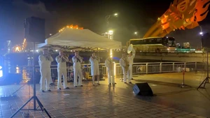Ban nhạc tàu sân bay Mỹ biểu diễn ‘Việt Nam ơi’ bên cầu Rồng