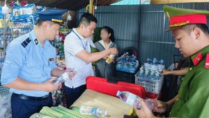 Làm rõ vụ đổ nước vào vỏ chai cũ bán trước cổng bệnh viện 