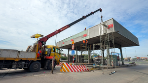 Tháo dỡ trạm thu phí cầu Đồng Nai sau gần 6 năm án ngữ quốc lộ 1