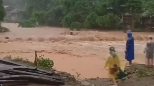 Mưa lũ chia cắt nhiều bản làng vùng biên giới Quảng Trị