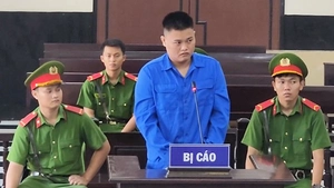 Thanh niên lãnh 14 năm tù vì ném bom xăng khiến một người bị thương nặng