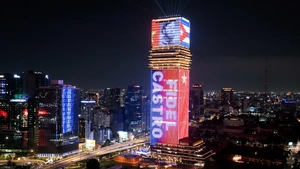 Video trình diễn ánh sáng tại tòa nhà Saigon Marina IFC tri ân lãnh tụ Cuba Fidel Castro