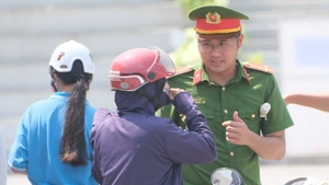 Hơn 320 thí sinh làm thủ tục thi lại tại Trường THPT chuyên Tuyên Quang 