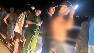 Giận chồng, người phụ nữ để dép và tờ giấy 'nhờ vớt xác' trên cầu rồi bồng con đi chơi