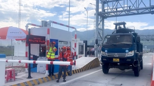 Ngày đầu thu phí cao tốc từ Nha Trang đến Quảng Ngãi: Nhiều xe chưa dán thẻ ETC, tài khoản hết tiền 