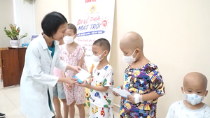 Gần 200 triệu đồng viện phí đến với bệnh nhi ung thư miền Trung