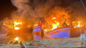 Video cháy 5 tàu cá đang neo đậu ở Nghệ An, thiệt hại gần 6 tỉ đồng