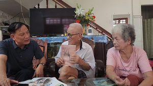 Cuộc gặp xúc động bên cuốn sổ cũ ghi tên người cha liệt sĩ